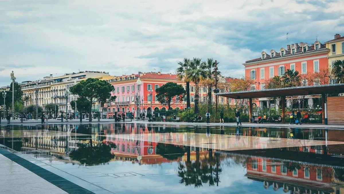 Le miroir d'eau de la promenade du Paillon à Nice